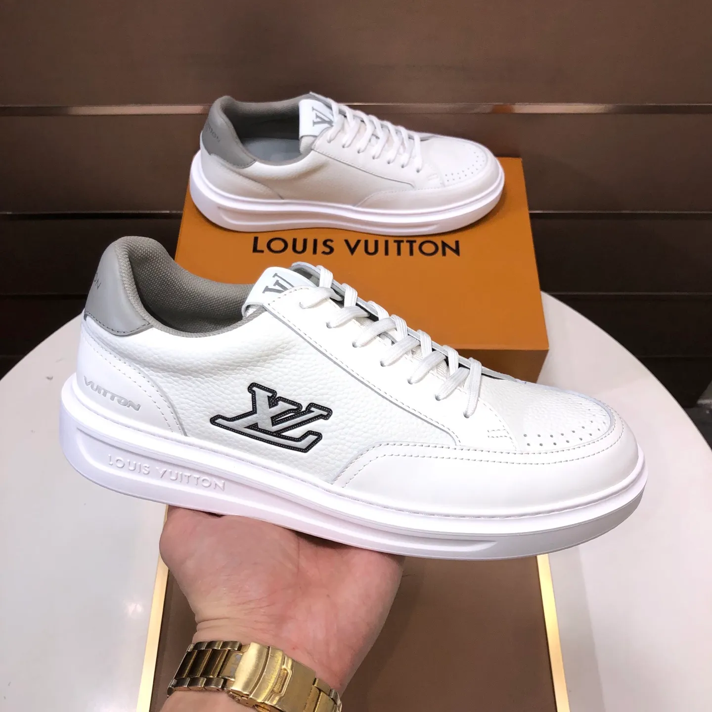 Factory batch 640💰original development, quality shipment, welcome to compare - LV sneaker series sports shoes introduce the loose silhouette of the ready-to-wear series into the spring and summer men's wear shows and make an eye-catching appearance. The cow leather upper is combined with rough fabric laces, and colorful beading highlights the brand's classic elements. LV letters mark the tongue and Monogram floral outsole. Mixed materials Made of top-grain cowhide, thick shoelace design, large Monogram print on the side, mesh lining and cotton feet, the comfort is as extreme as ever, premium heritage, quality first, worth owning! Size: Men’s 38-45 (45 is custom-made and cannot be returned or exchanged)